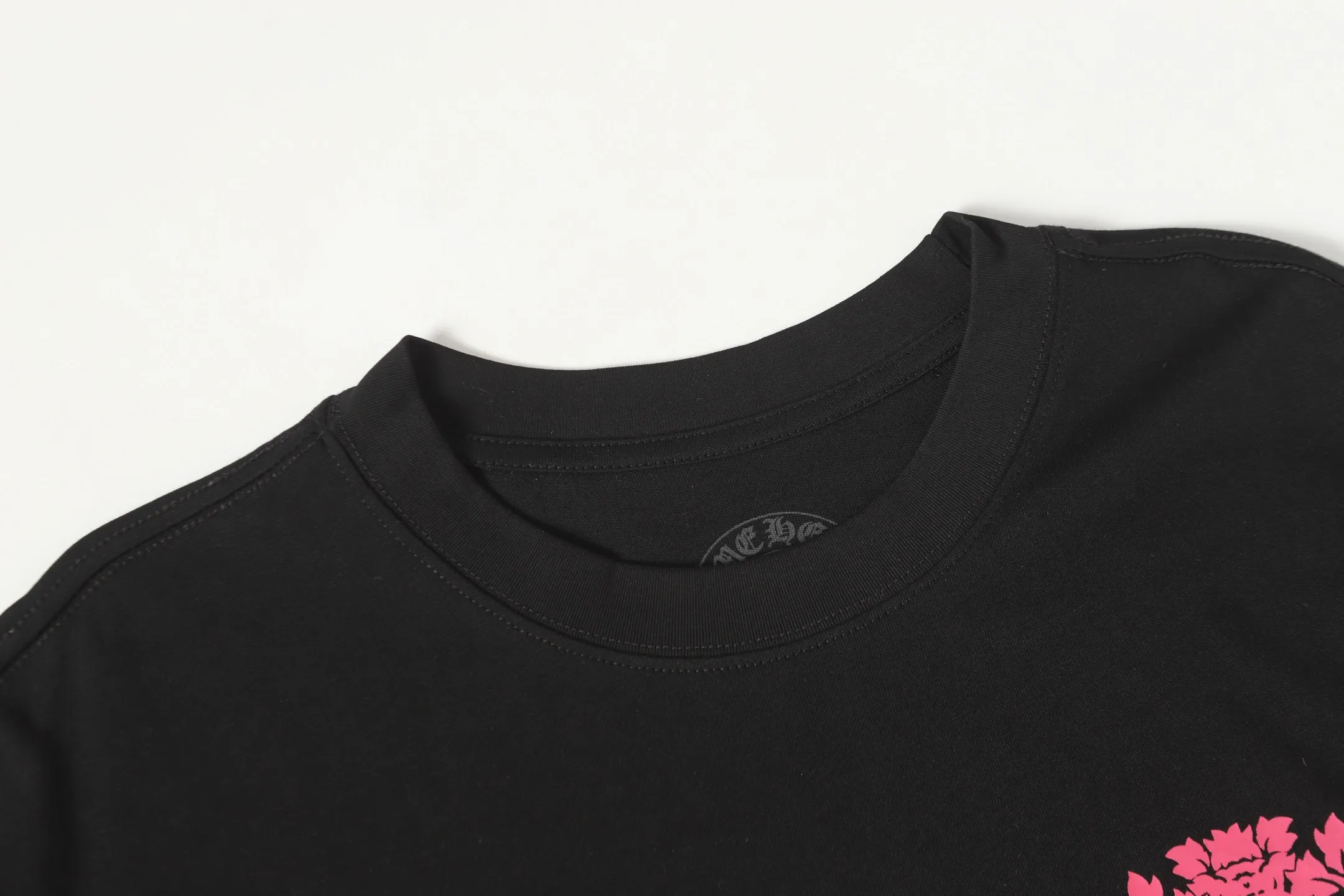 P150 Chrome Hearts CH Chrome Hearts Sanskrit printed short-sleeved T-shirt. Adopts imported direct-injection technology. Correct configuration. Black 2025 Chrome Hearts ZP packaging bag. 240 grams of custom-dyed double-yarn cotton. Large version. Loose and stylish. Different from lower versions, slim and long version with upper body and lower hips. 100% commitment: top quality. Not fast food. Highest version on the market. Top quality - different from ordinary versions in the market. If you care about quality, you should also respect the price. Absolutely 0 after-sales service and 0 return rate so far. It’s hard not to love the style - 240 grams of custom-dyed double yarn fabric - Correct high-density main mark, washed tag, hand-sewn